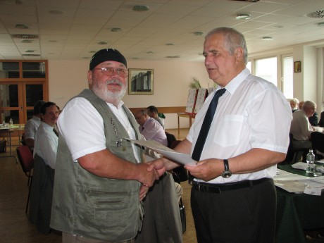 VZ ZKF VR 21.5.2011 - 3 predseda KF Poprad Eduard Jelačič preberá ocenenie od Dušana Evinica